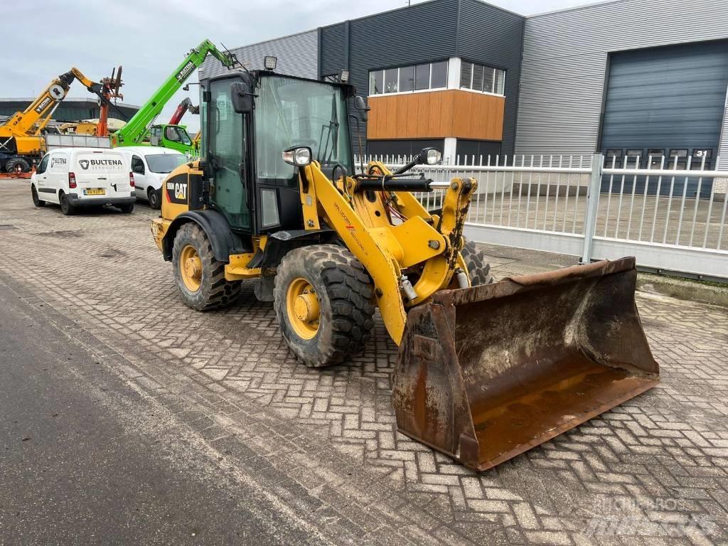 CAT 906 M Iekrāvēji uz riteņiem