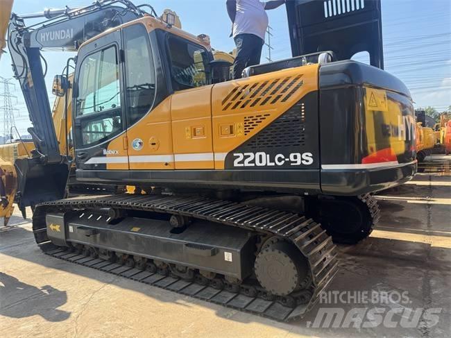 Hyundai Robex 220 LC Kāpurķēžu ekskavatori