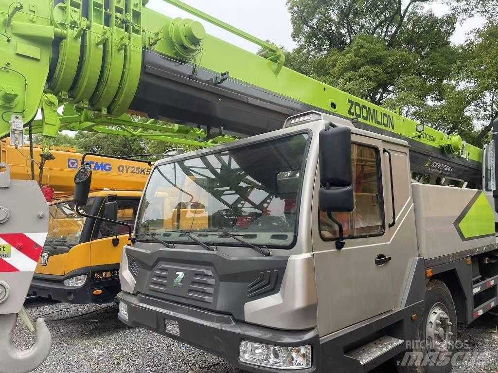 Zoomlion 25 T Visurgājēji celtņi