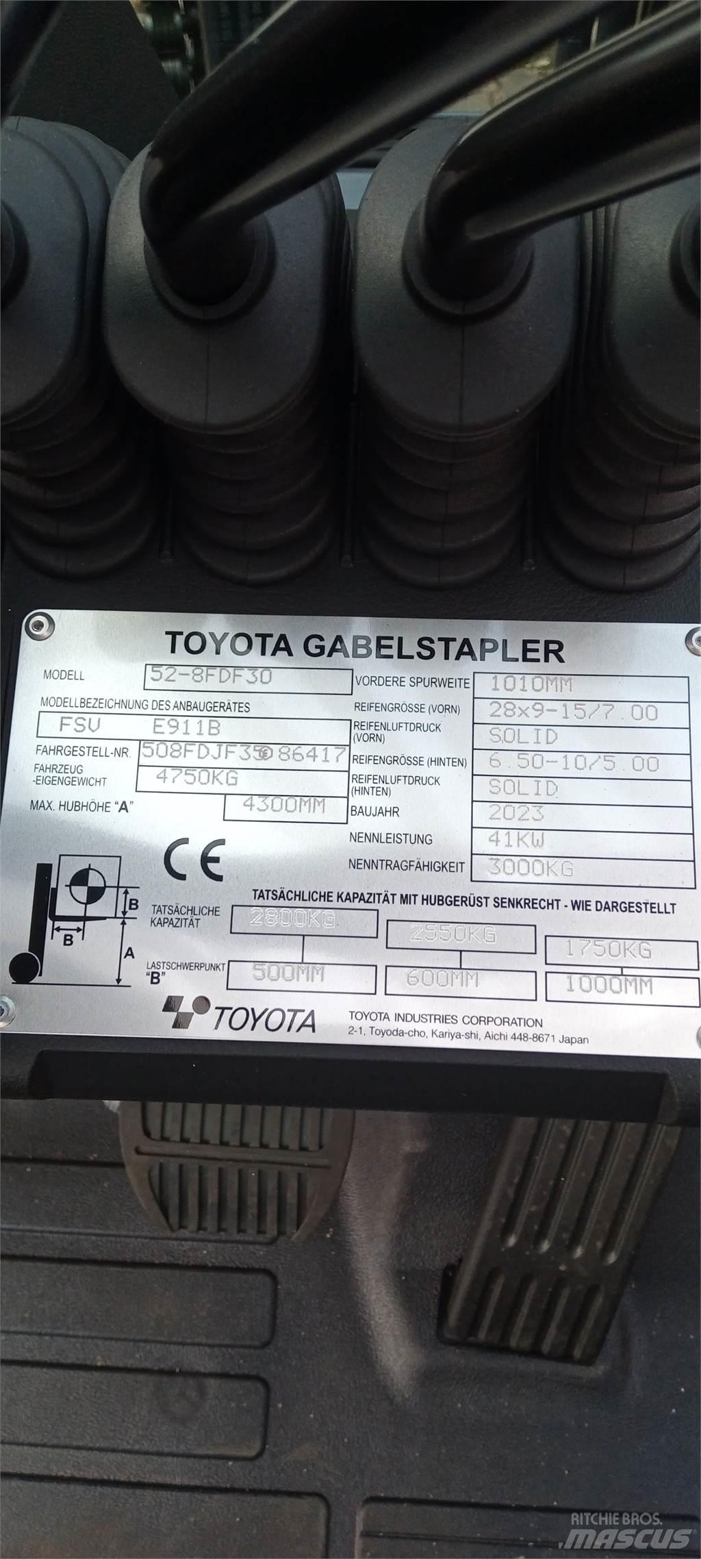 Toyota 52-8FDF30 Tehnika ar dīzeļa dzinēju