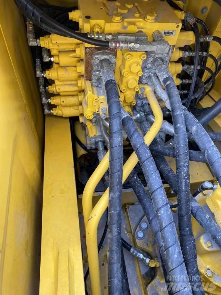 Komatsu 240LC-8 Kāpurķēžu ekskavatori
