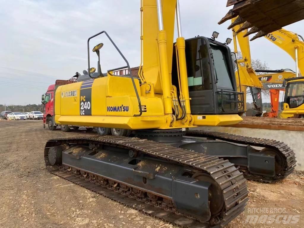 Komatsu 240LC-8 Kāpurķēžu ekskavatori