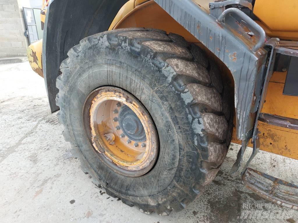 CASE 821 FXR Iekrāvēji uz riteņiem