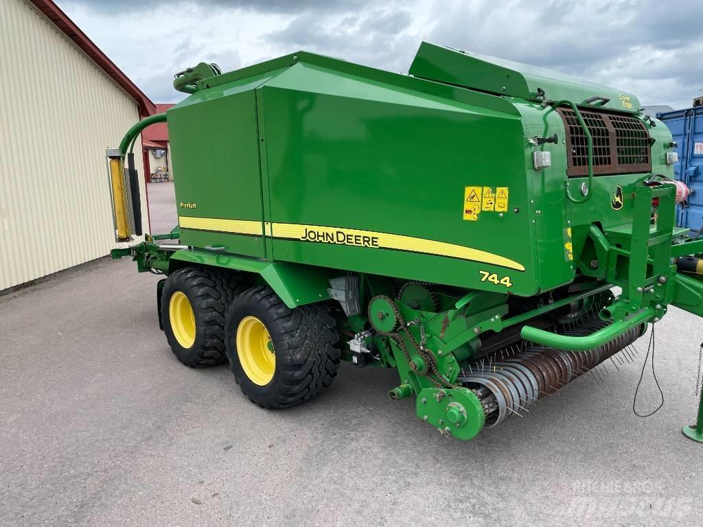 John Deere 744 H Rituļu preses