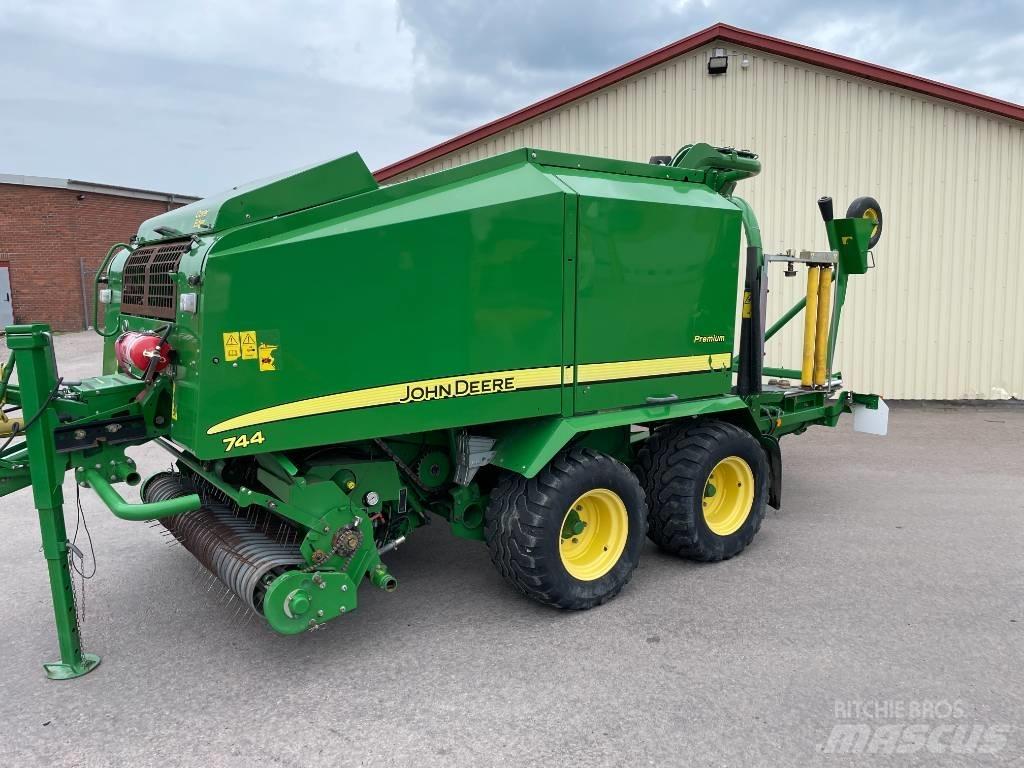 John Deere 744 H Rituļu preses