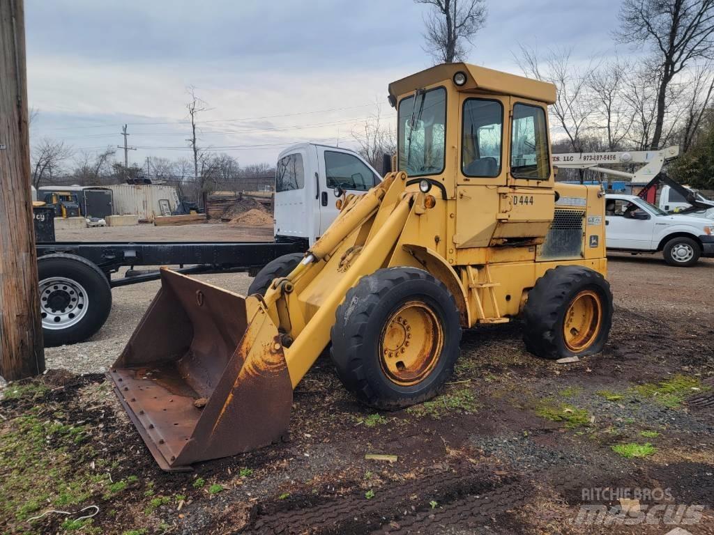 John Deere 444 A Iekrāvēji uz riteņiem