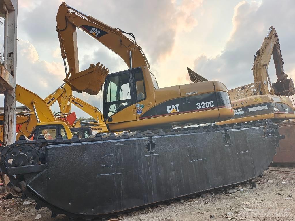 CAT 320 C Amfībijas tipa ekskavatori