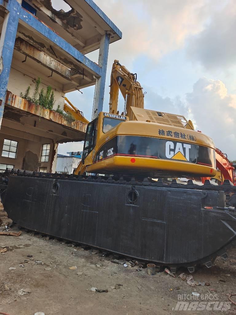 CAT 320 C Amfībijas tipa ekskavatori