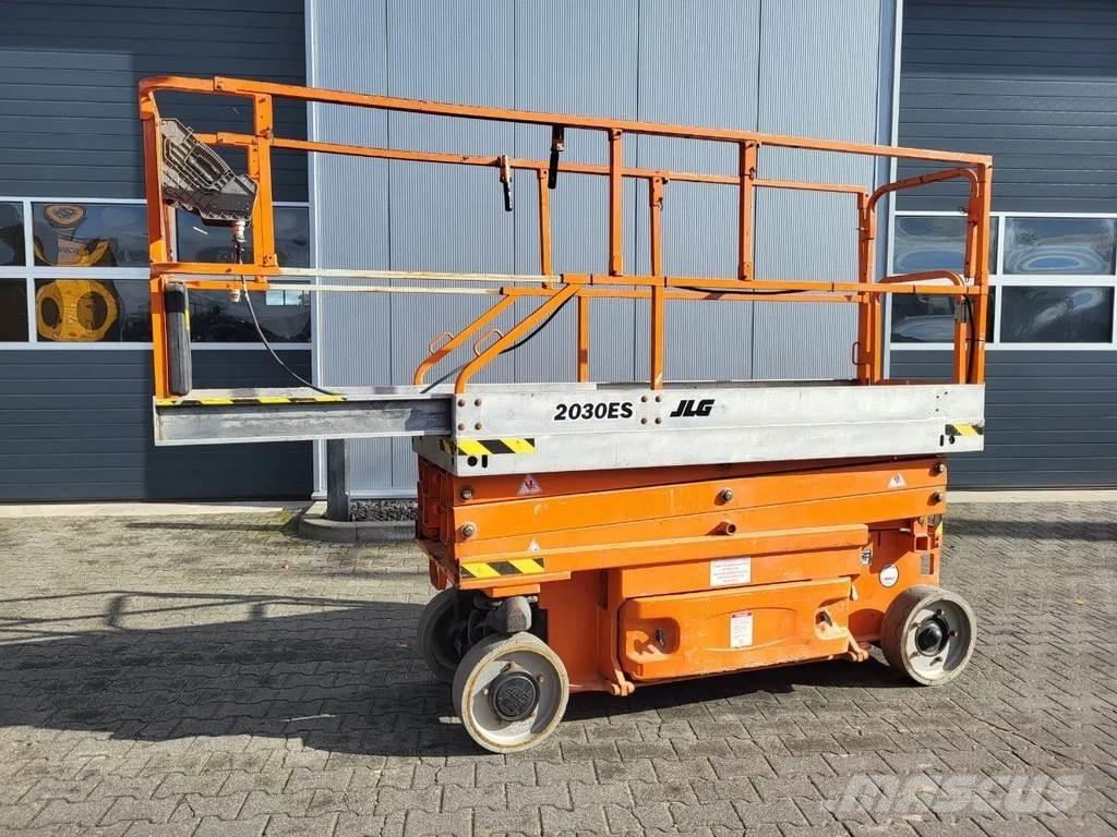 JLG 2030ES Šķerveida pacēlāji