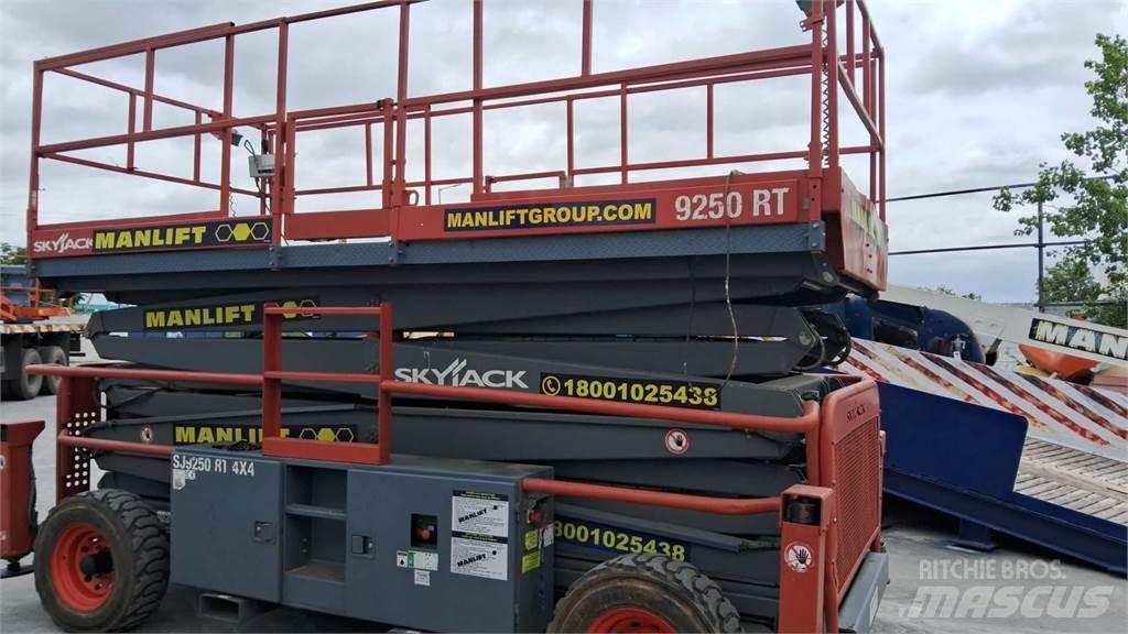 SkyJack 9250RT Šķerveida pacēlāji
