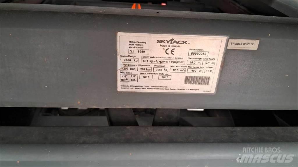 SkyJack 9250RT Šķerveida pacēlāji