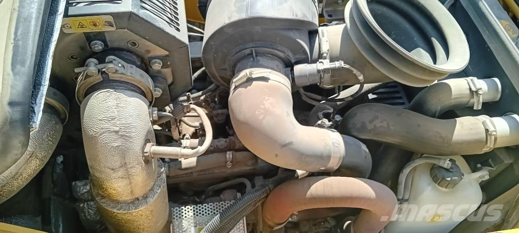 Komatsu WB 93 S-8 Ekskavatori-iekrāvēji