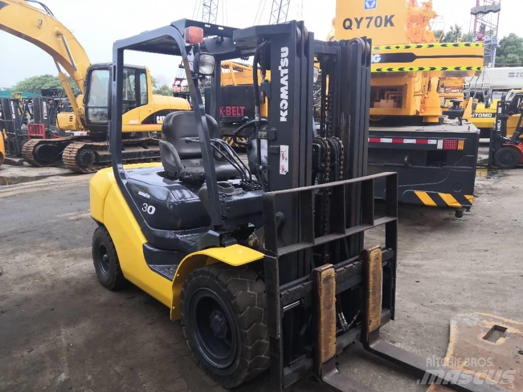 Komatsu 30 Tehnika ar dīzeļa dzinēju