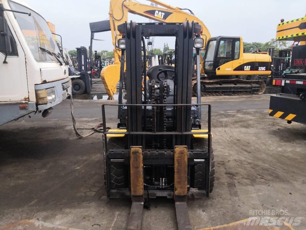 Komatsu 30 Tehnika ar dīzeļa dzinēju