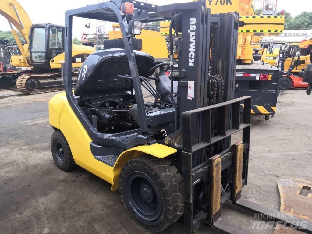 Komatsu 30 Tehnika ar dīzeļa dzinēju