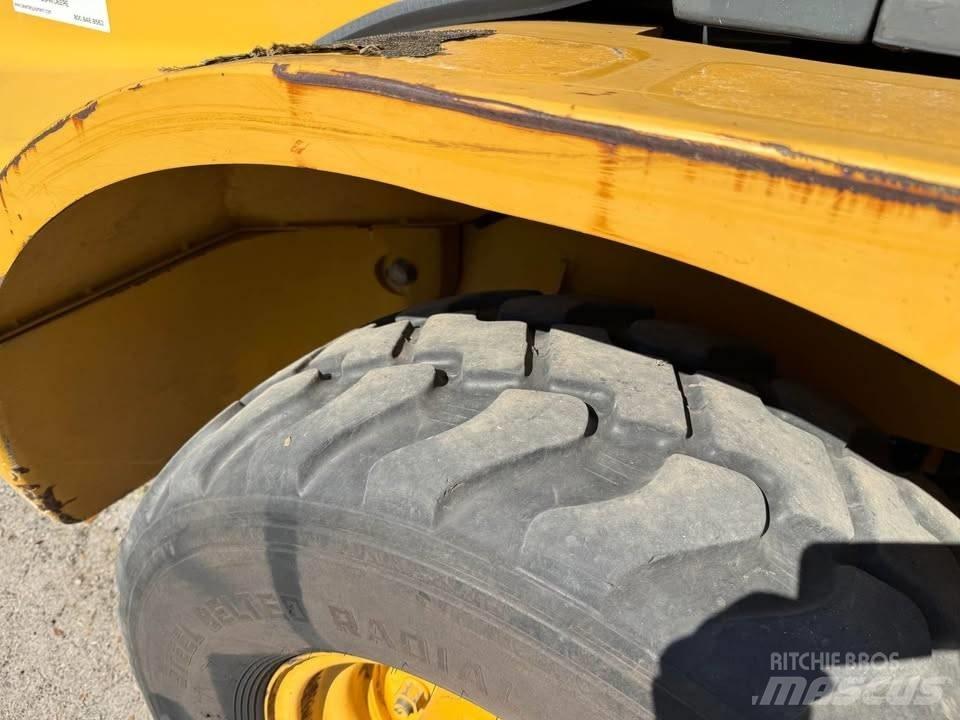 John Deere 244 J Iekrāvēji uz riteņiem