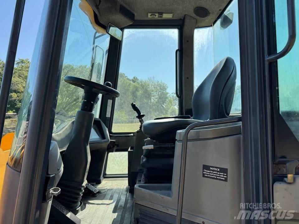 John Deere 244 J Iekrāvēji uz riteņiem