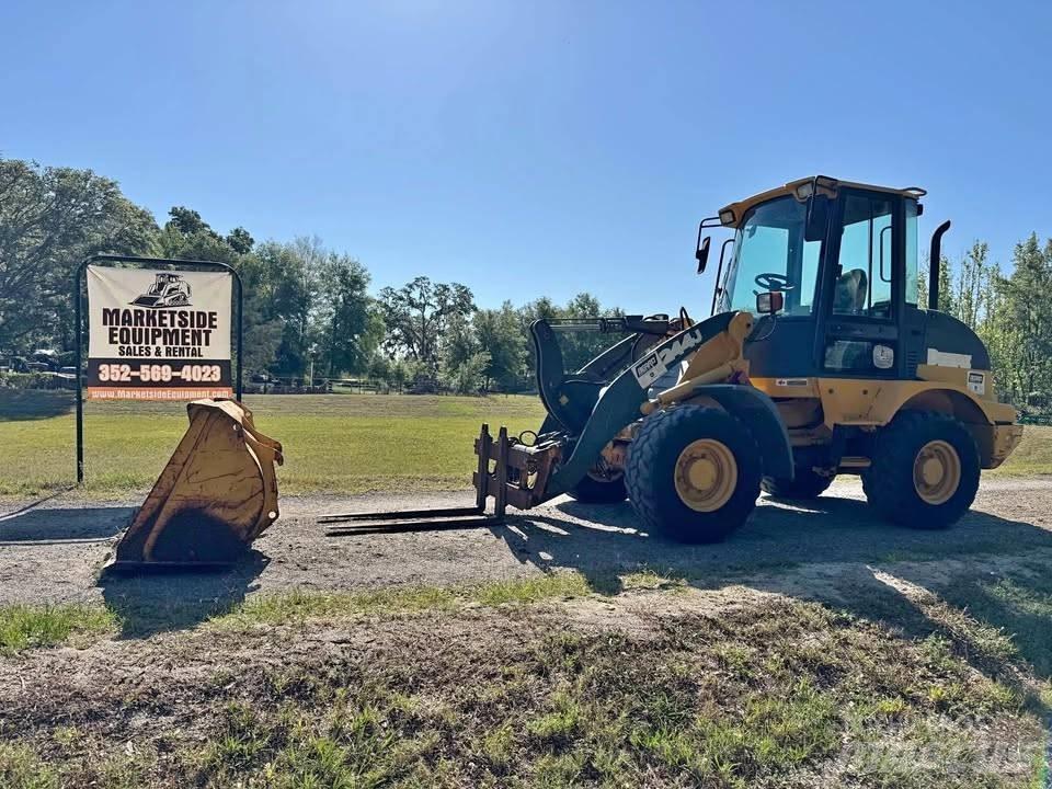 John Deere 244 J Iekrāvēji uz riteņiem