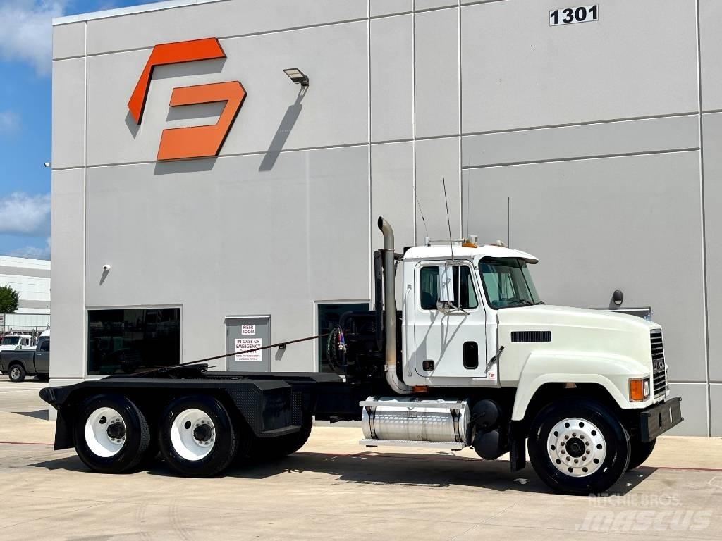 Mack CH 613 Evakuators ar manipulatoru