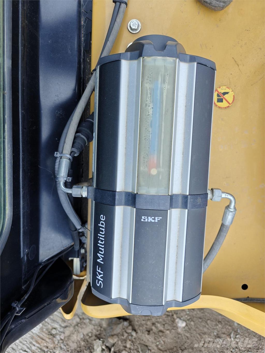 CAT 323 Kāpurķēžu ekskavatori