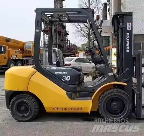 Komatsu 30 Tehnika ar dīzeļa dzinēju