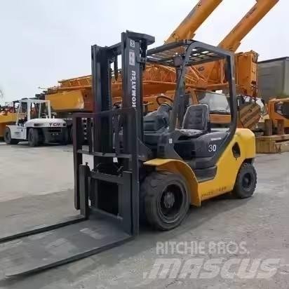 Komatsu 30 Tehnika ar dīzeļa dzinēju