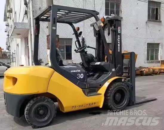 Komatsu 30 Tehnika ar dīzeļa dzinēju