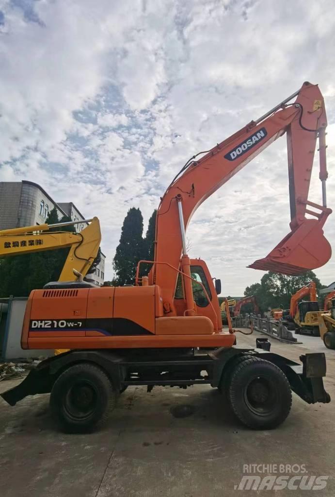 Doosan DH 210 W-7 Ekskavatori uz riteņiem