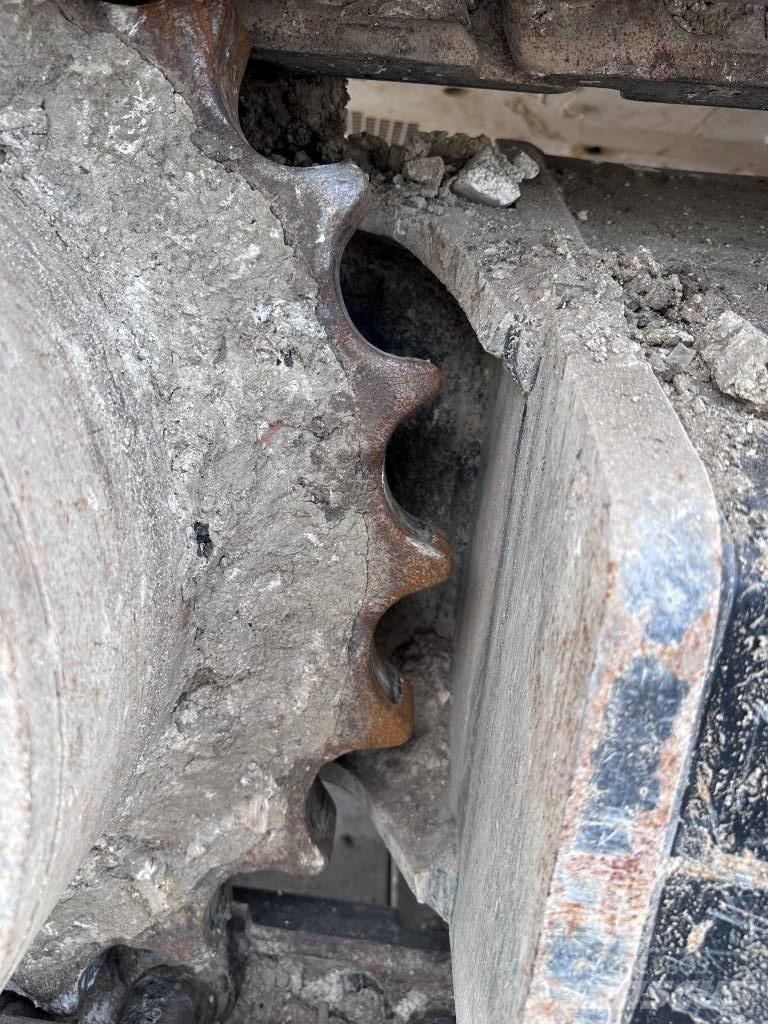 CAT 323 Kāpurķēžu ekskavatori