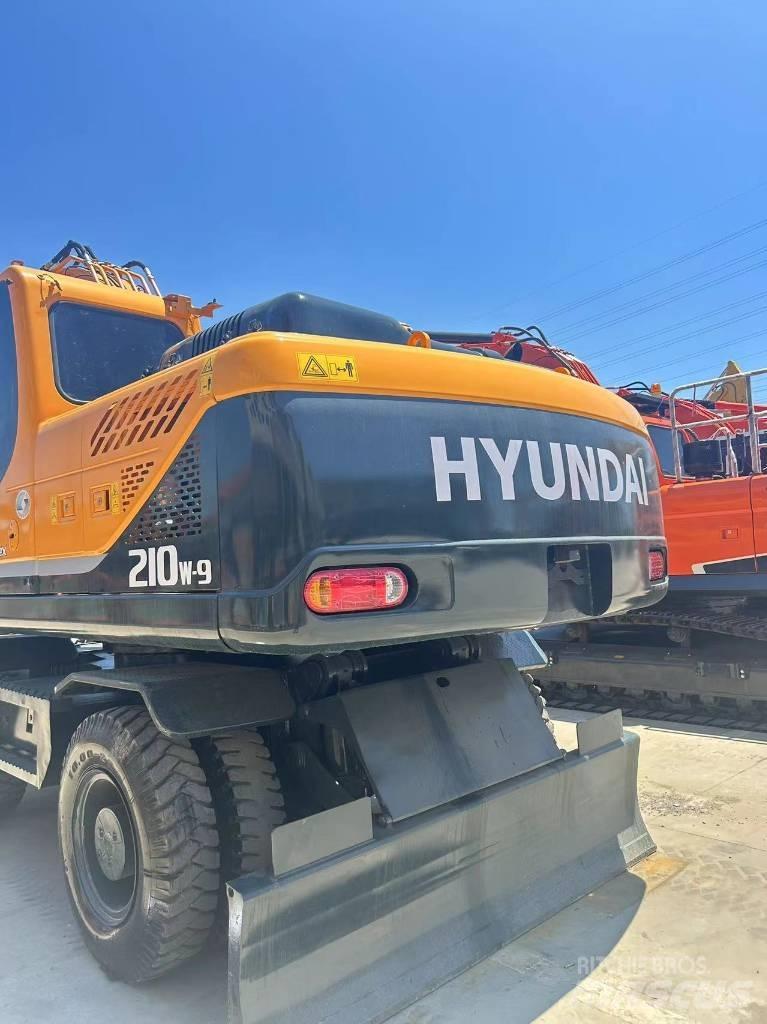 Hyundai R210W-9 Ekskavatori uz riteņiem