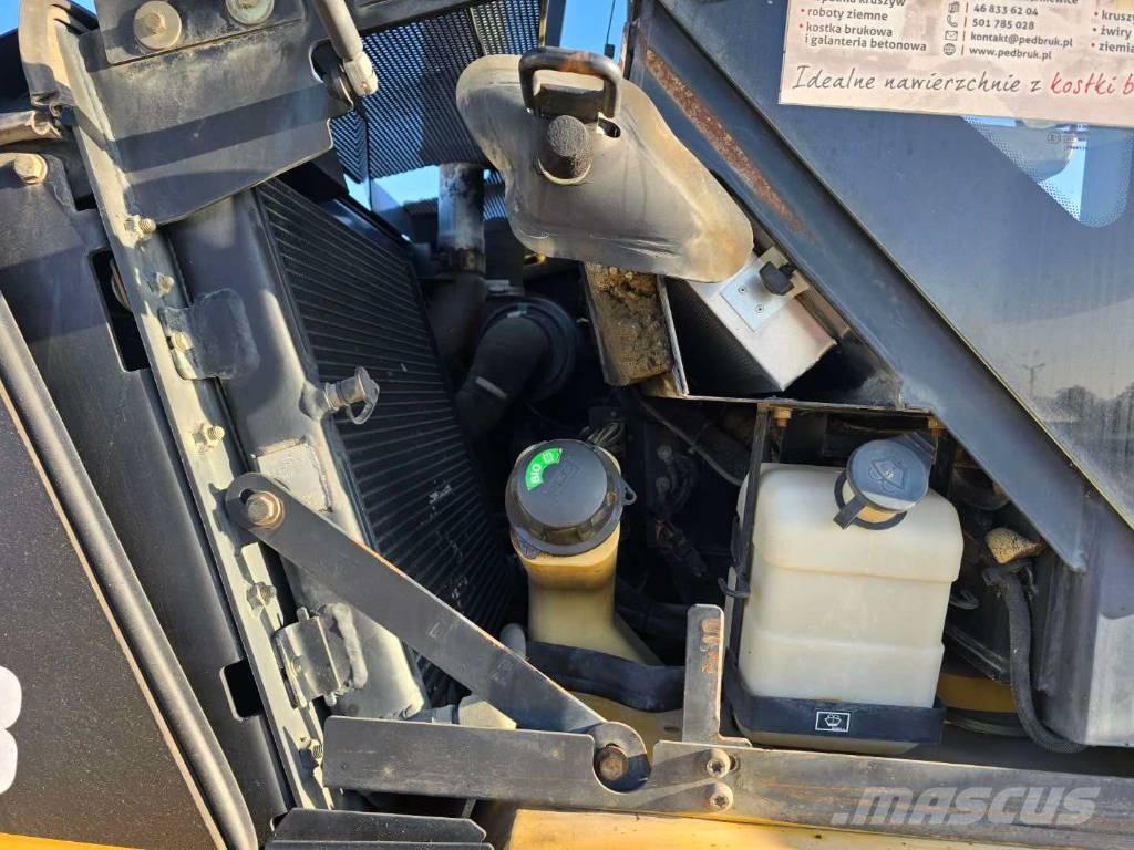 CAT 908 Iekrāvēji uz riteņiem