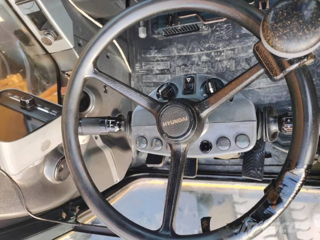 Hyundai R210W-7 Ekskavatori uz riteņiem