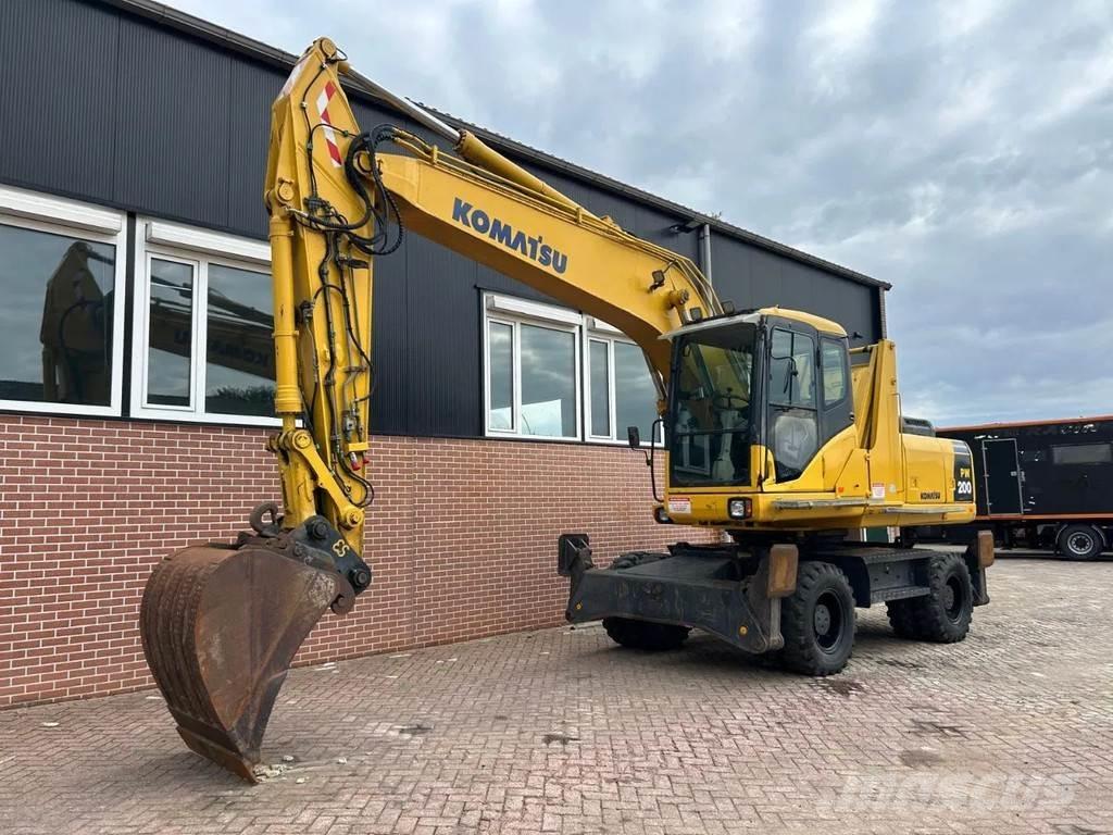 Komatsu PW200 Ekskavatori uz riteņiem