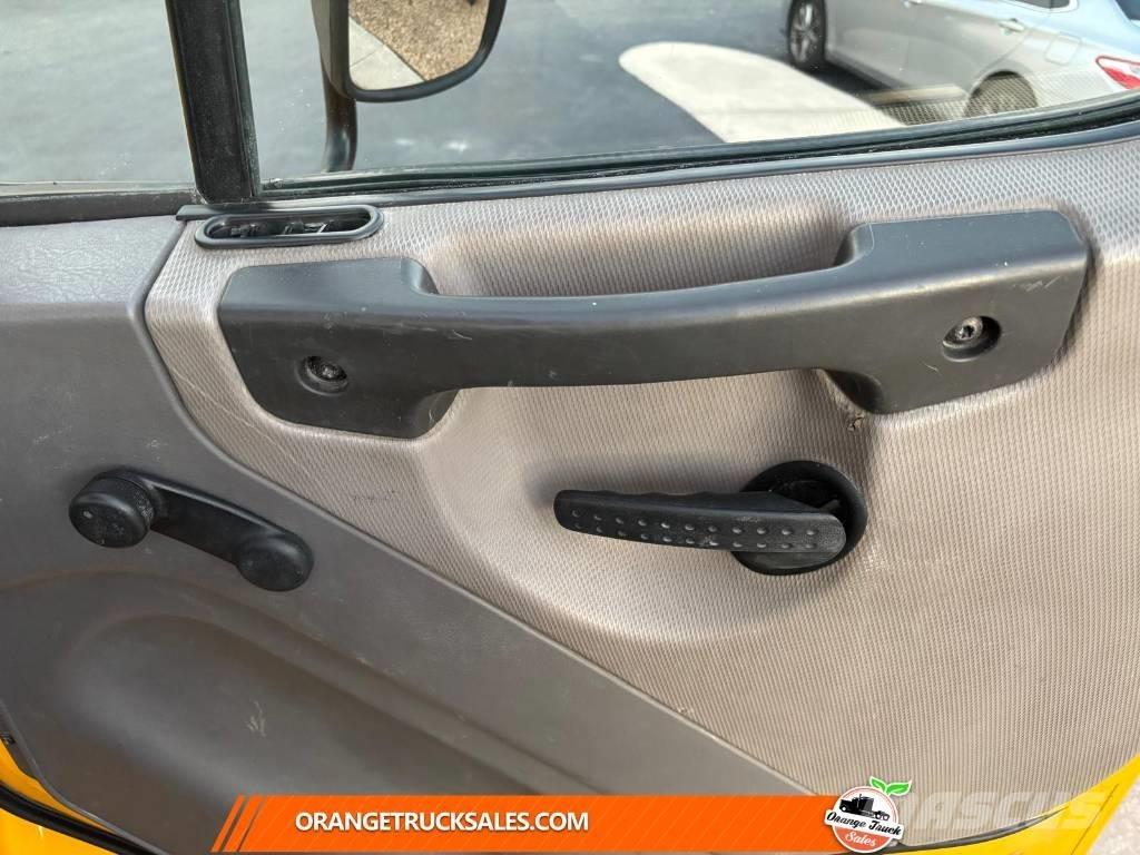 Freightliner M2 Platformas/izkraušana no sāniem