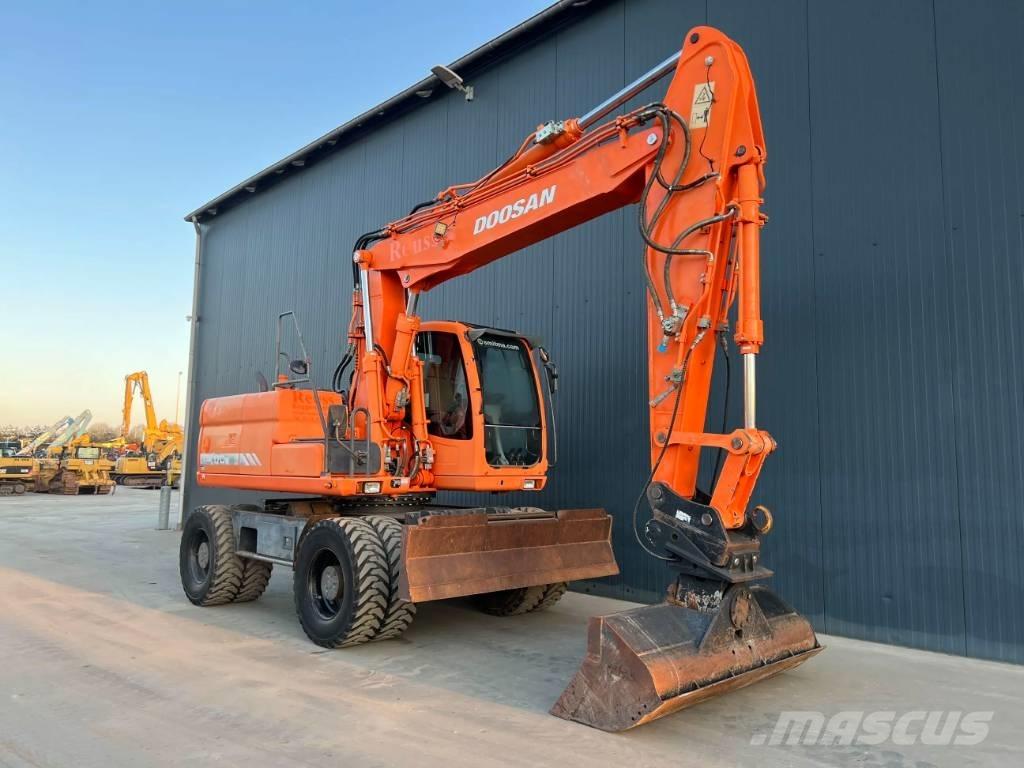 Doosan DX170W Ekskavatori uz riteņiem