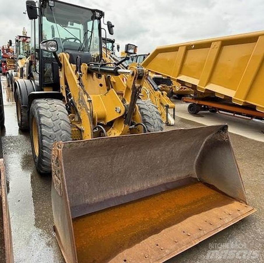 CAT 908M Iekrāvēji uz riteņiem
