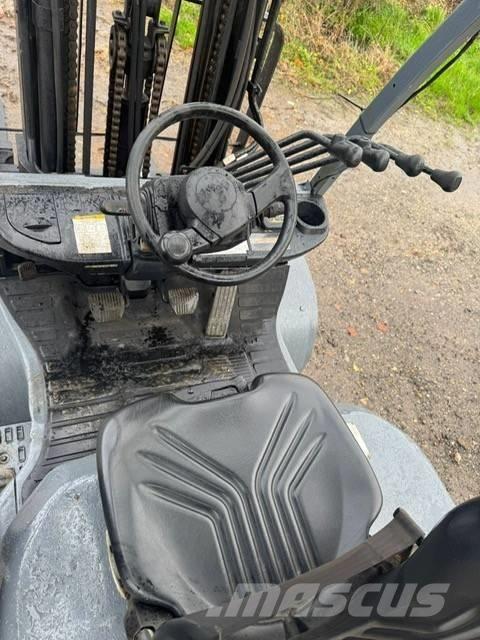 Toyota 8 FDF 30 Tehnika ar dīzeļa dzinēju