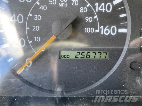 Hino 145 Dzērienu piegāds kravas mašīnas