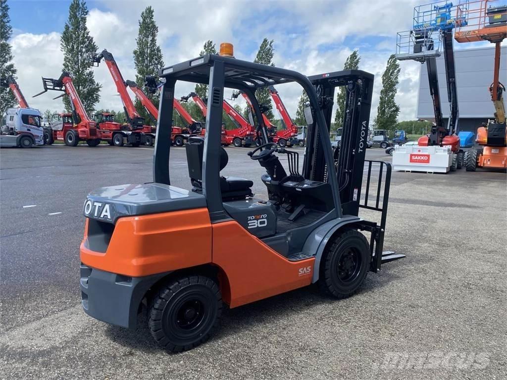 Toyota 52-8FDF30 Tehnika ar dīzeļa dzinēju