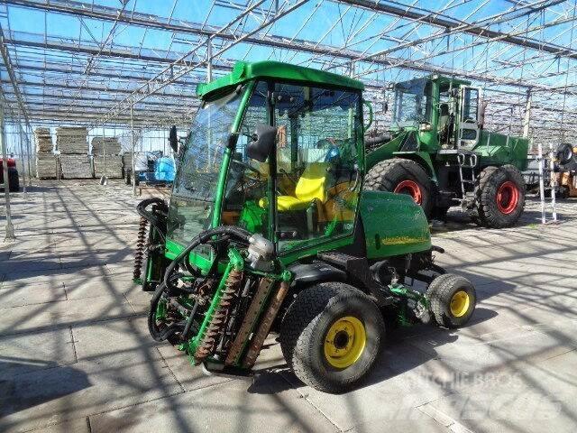 John Deere 3235C Mauriņa traktors