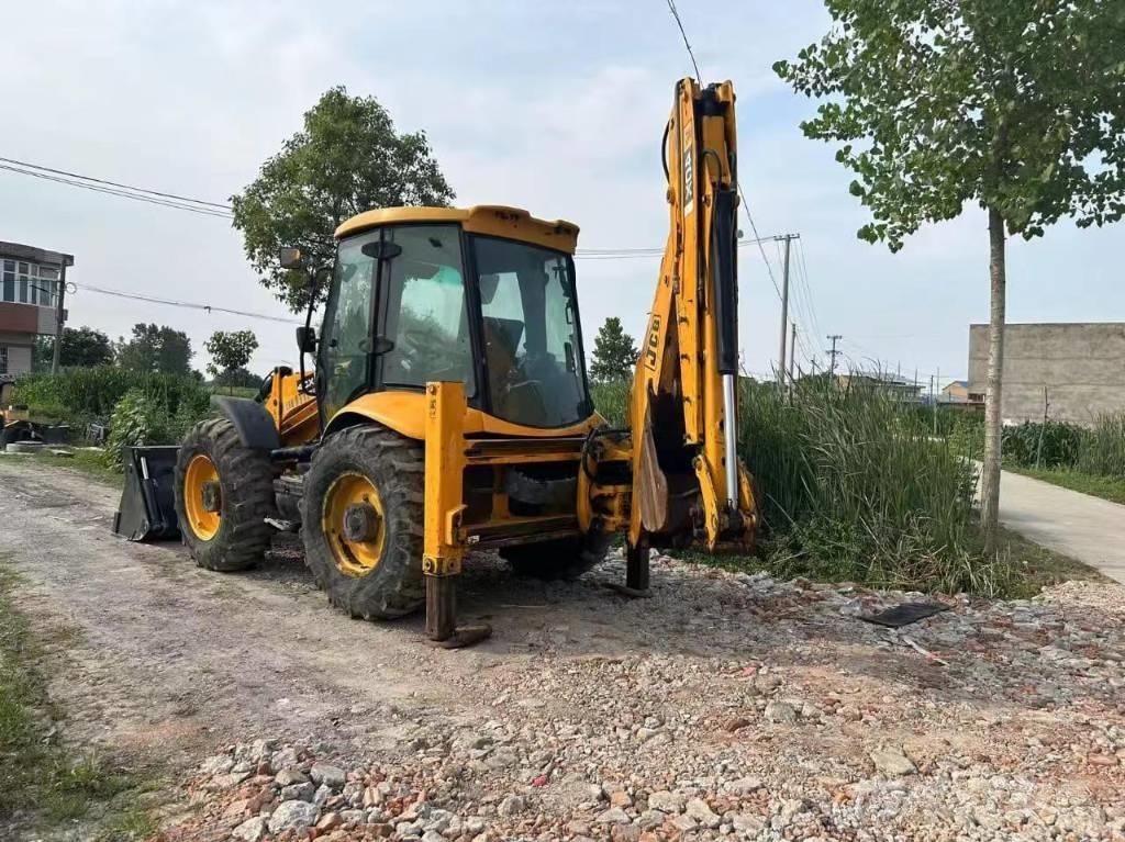 JCB 4CX Ekskavatori-iekrāvēji