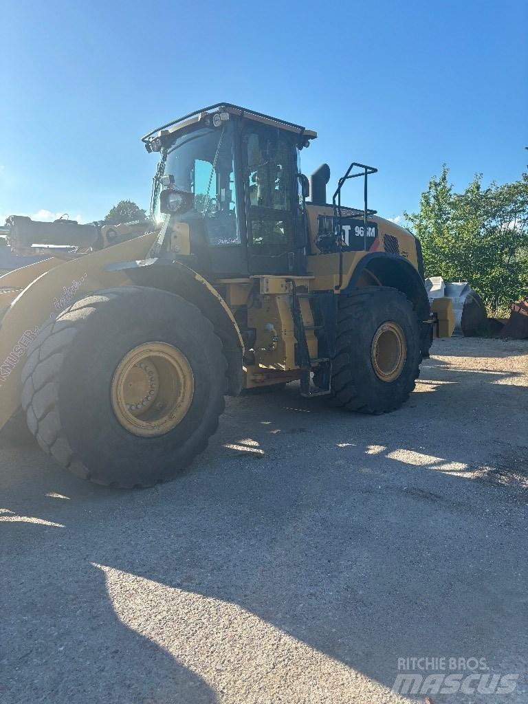 CAT 966m Iekrāvēji uz riteņiem