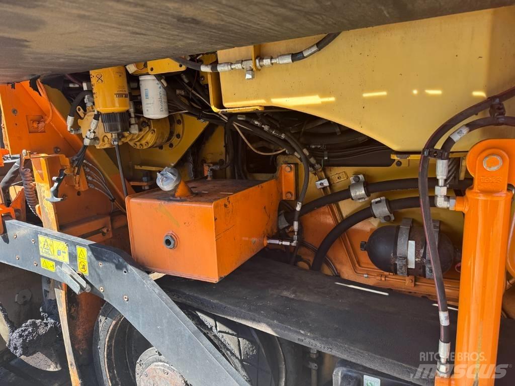 CAT AP 555 E Asfalta klājēji