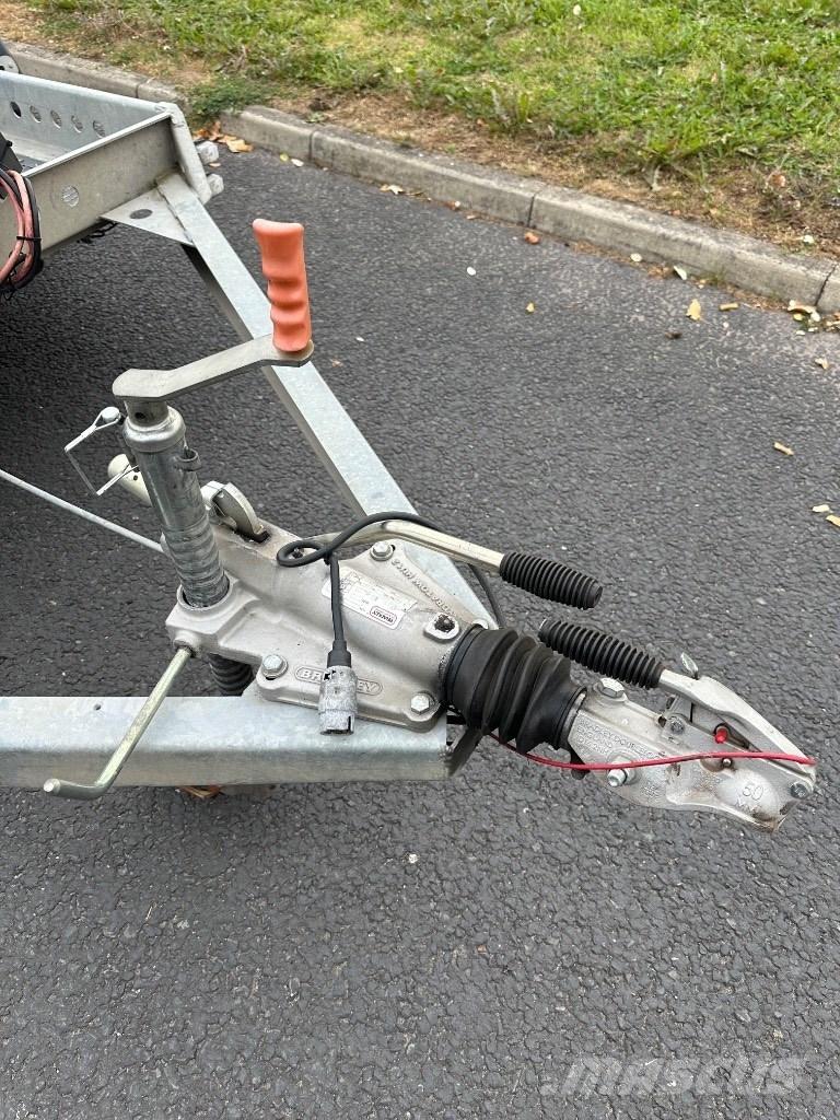  MOTIV TC3000 Mazgabarīta treileri