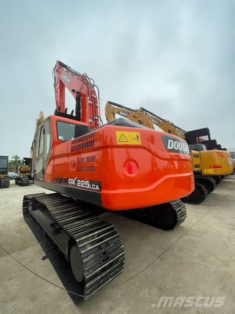 Doosan DX 225 LC Kāpurķēžu ekskavatori