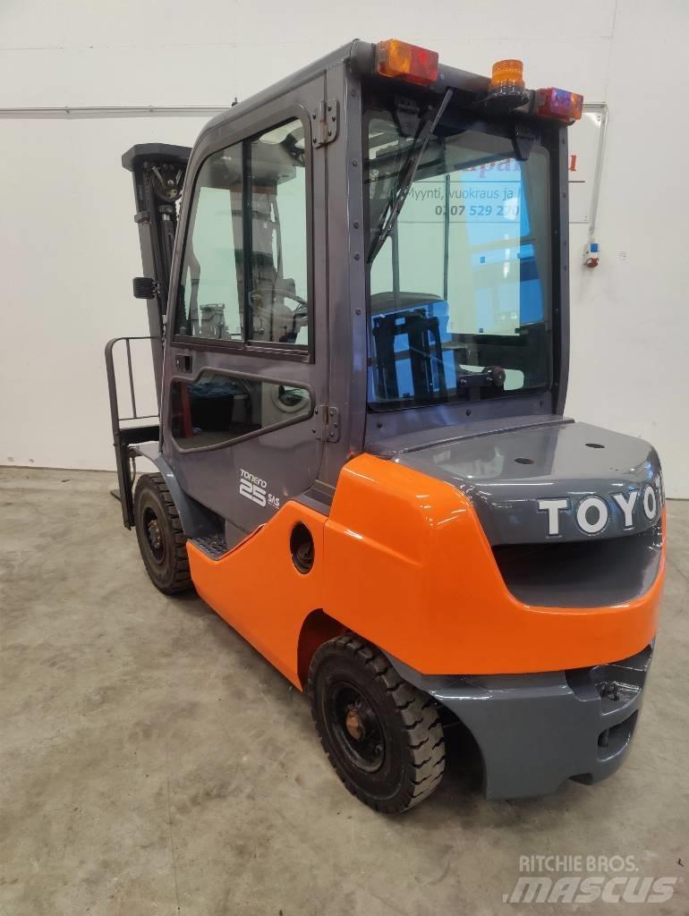 Toyota 02-8 FDF25 Tehnika ar dīzeļa dzinēju