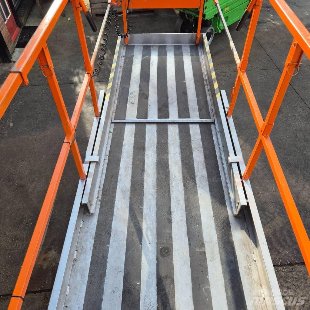 JLG 3246 ES Šķerveida pacēlāji