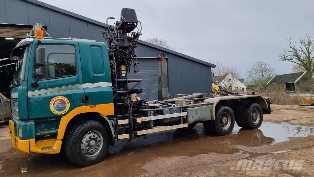 Ginaf M 3232-S Treileri ar āķi