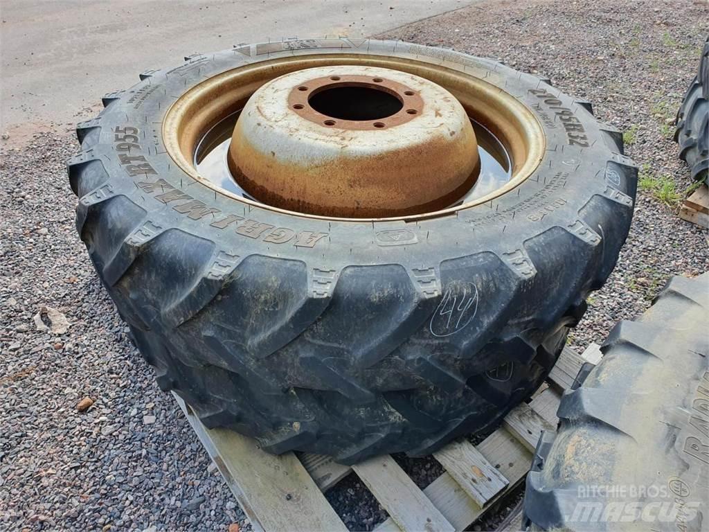 BKT 270/95R32 x2 Riepas, riteņi un diski