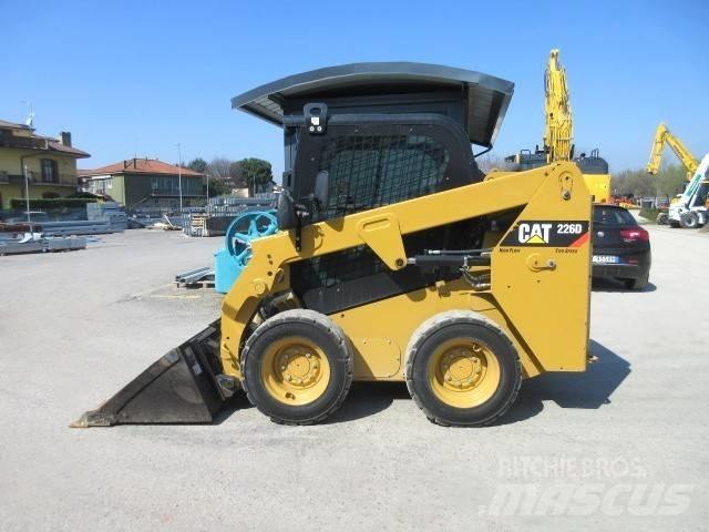 CAT 226 D Lietoti riteņu kompaktiekrāvēji